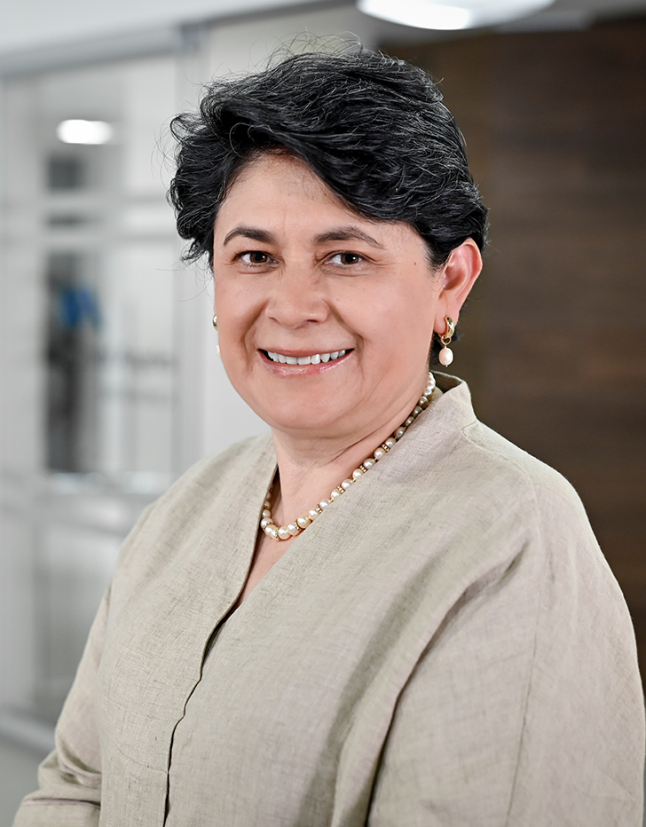 Es la foto de perfil de una ginecóloga y obstetra, ginecóloga oncóloga en Ciudad de México de Hospital Angeles Santa Mónica. Usa una blusa café claro, aretes y collar dorado. Tiene el cabello corto y negro.