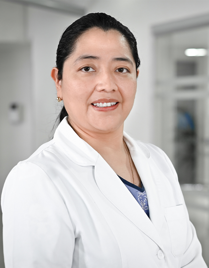 Es la foto de perfil de una ginecóloga y obstetra, cirujana general en Ciudad de México de Hospital Angeles Santa Mónica. Usa una bata blanca. Tiene el cabello negro y recogido.