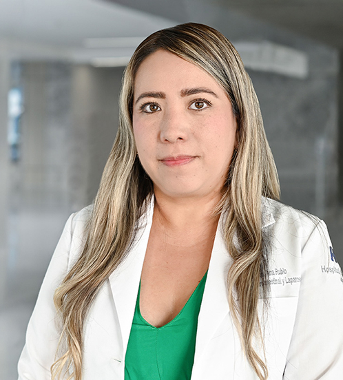 Es la foto de perfil de una cirujana general en Querétaro de Hospital Angeles Centro Sur. Usa una camisa de rayas vino con amarillo y negro, está sonriendo y es de tez morena.