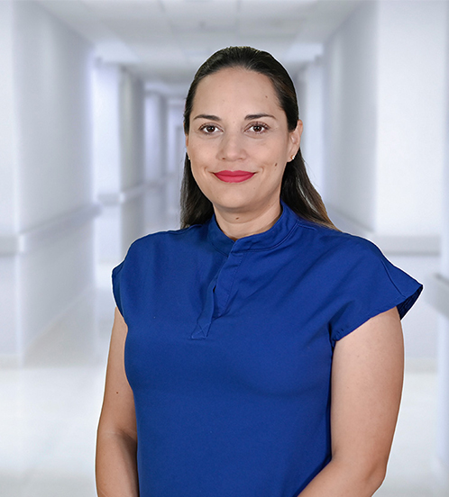 Es la foto de perfil de una cirujana pediátrica en Ciudad Juárez de Hospital Angeles Ciudad Juárez. Tiene bata blanca y está sonriendo. Cabello largo y lacio.
