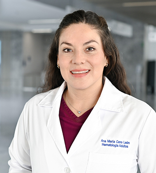 Es la foto de perfil de una hematóloga en Querétaro de Hospital Angeles Centro Sur. Usa una blusa azul cielo sin manga, tiene un collar dorado con perlas pequeñas y su cabello es largo y castaño.