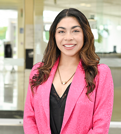 Es la foto de perfil de una cirujana plástica en Ciudad de México de Hospital Angeles Acoxpa. Usa un traje color rosa y una blusa color negro. Tiene el cabello largo y ondulado sobre ambos hombros.