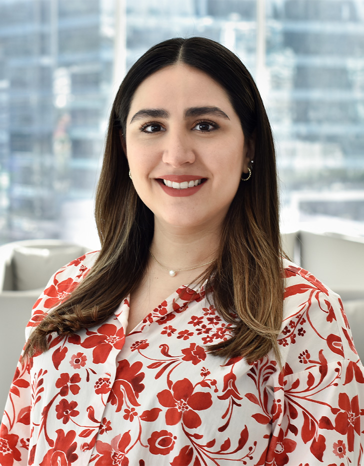 Es la foto de perfil de una pediatra en San Pedro Garza García de Hospital Angeles Valle Oriente. Usa una blusa color blanco con detalles rojizos. Tiene el cabello castaño con luces café claro.