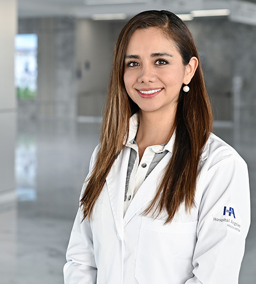 Es la foto de perfil de una psicóloga en Querétaro de Hospital Angeles Centro Sur. Tiene el cabello lacio y castaño, usa una bata blanca y una playera negra.