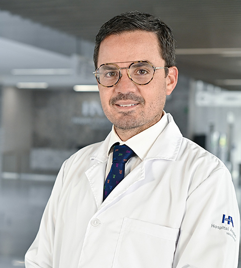 Es la foto de perfil de un neonatólogo en Querétaro de Hospital Angeles Centro Sur. Usa una camisa blanca con cuadros rosas y lentes.