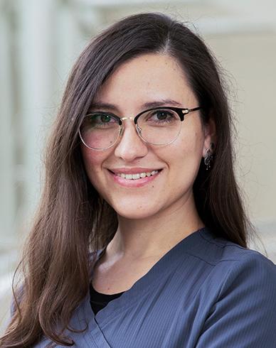 Es la foto de perfil de una otorrinolaringóloga en Huixquilucan. Tiene el cabello largo café. Usa lentes y un uniforme médico gris.