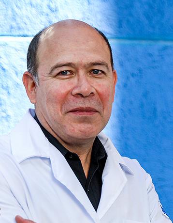 Es la foto de perfil de un neumólogo pediátrico en León de Hospital Angeles León. Usa una bata blanca con una camisa negra.