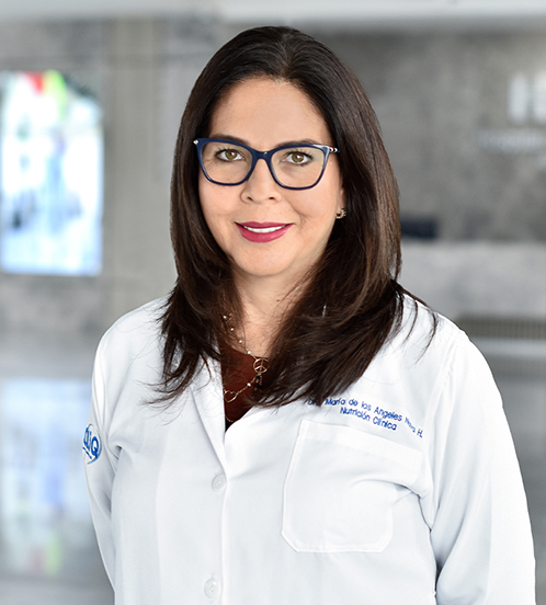 Es la foto de perfil de una nutrióloga en Querétaro de Hospital Angeles Centro Sur. Usa una bata blanca y lentes con marco azul marino. Usa una blusa vino.
