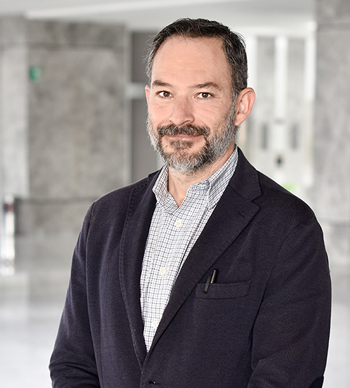 Es la foto de perfil de un cirujano general en Querétaro de Hospital Angeles Centro Sur. Tiene un saco negro, una camisa blanca con rayas negras que simulan la forma de cuadrados.
