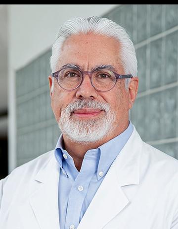 Es la foto de perfil de un cardiólogo especializado en cardiología intervencionista en Huixquilucan. Tiene el cabello canoso. Está sonriendo. 