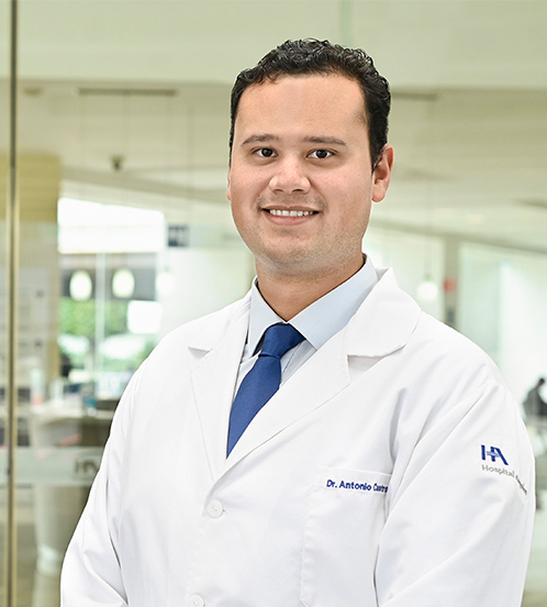Es la foto de perfil de un ortopedista y traumatólogo en Ciudad de México de Hospital Angeles Acoxpa. Usa una bata blanca con una camisa azul claro y una corbata azul. Tiene el cabello negro y está sonriendo ligeramente.