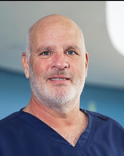 Es la foto de perfil de un cirujano plástico en Huixquilucan. Tiene barba color canoso. Está sonriendo. 