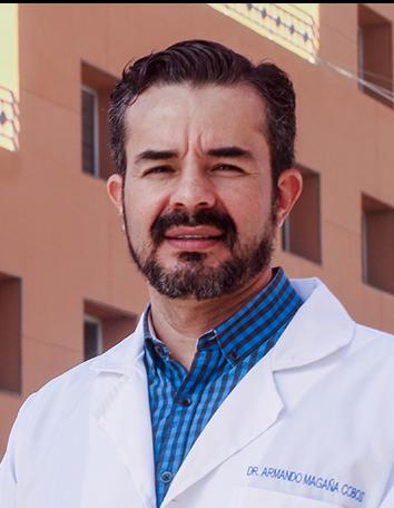Es la foto de perfil de un alergólogo y pediatra en Torreón de Hospital Angeles Torreón. Usa una bata blanca y camisa azul de cuadros. Tiene barba y cabello café.