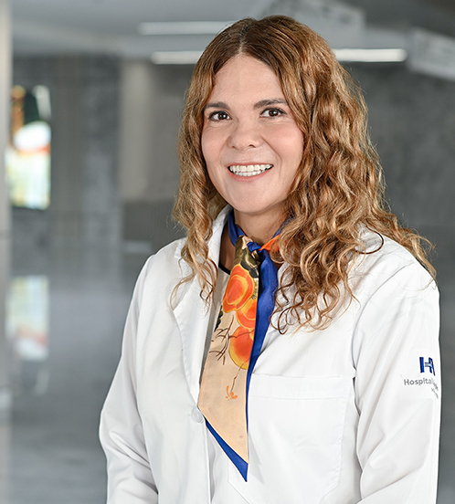 Es la foto de perfil de una alergóloga pediátrica en Querétaro de Hospital Angeles Centro Sur. Usa una playera de color café con blanco, su cabello es rubio y ondulado.