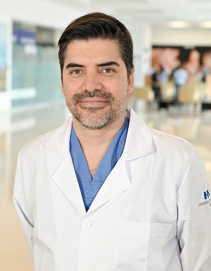 Es la foto de perfil de un pediatra en Xalapa de Hospital Angeles Xalapa. Usa un uniforme médico negro. Tiene el cabello negro y está sonriendo.