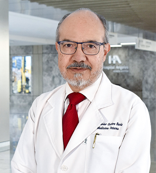 Es la foto de perfil de un internista en Querétaro de Hospital Angeles. Usa una bata y camisa color blanco con una corbata de color rojo. Es calvo en parte de su cabeza y en otra parte tiene el cabello gris al igual que su barba.