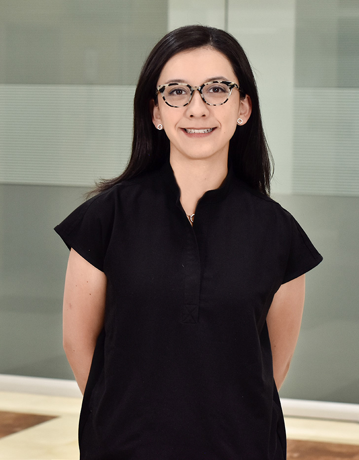 Es la foto de perfil de una internista y nefróloga en Ciudad de México de Hospital Angeles. Usa una blusa color negro y joyeria color plata en forma de círculo. Usa lentes con armazón beige con engro. Tiene el cabello lacio y corto de coolor negro.