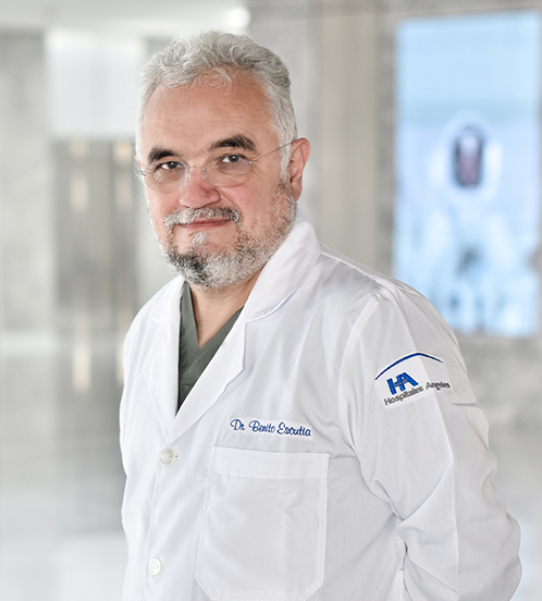 Es la foto de perfil de un internista en Querétaro de Hospital Angeles Centro Sur. Usa una bata blanca y una playera verde. Tiene lentes y el cabello canoso.