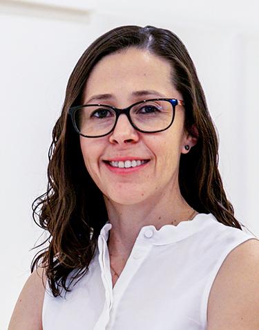 Es la foto de perfil de una ginecóloga y obstetra en León de Hospital Angeles León. Utiliza una blusa sin mangas blanca, es de tez blanca, tiene el cabello castaño oscuro y usa lentes.