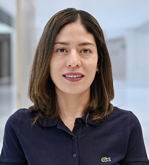 Es la foto de perfil de una anestesióloga en Querétaro de Hospital Angeles Centro Sur. Usa una playera polo azul marino, cabello a los hombros suelto y está sonriendo.