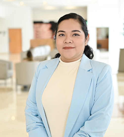 Una joven Médica Nutrióloga posa sonriente vestida de azul cielo dentro del lobby del Hospital Angeles Xalapa.