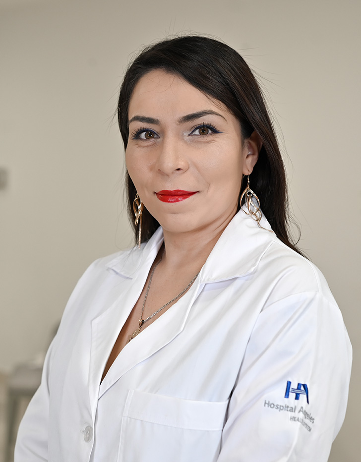 Es la foto de perfil de un cirujano plástico en Ciudad de México de Hospital Angeles Clínica Londres. Utiliza un uniforme médico azul marino y lentes.