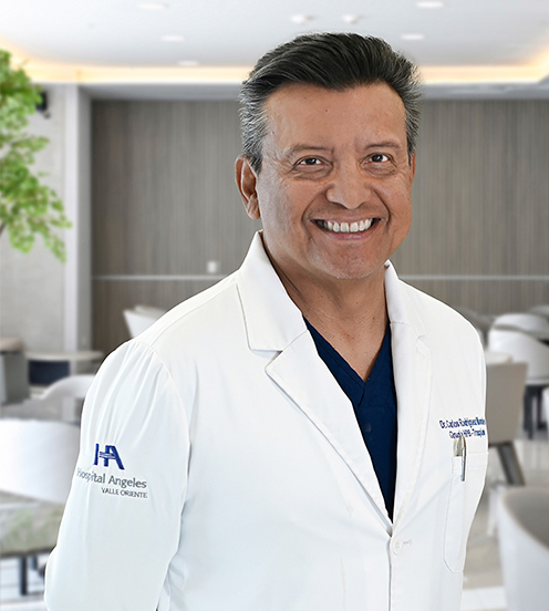 Es la foto de perfil de un cirujano general en San Pedro Garza de Hospital Angeles Valle Oriente. Usa una bata y camisa blanca y lentes. Tiene el cabello negro.