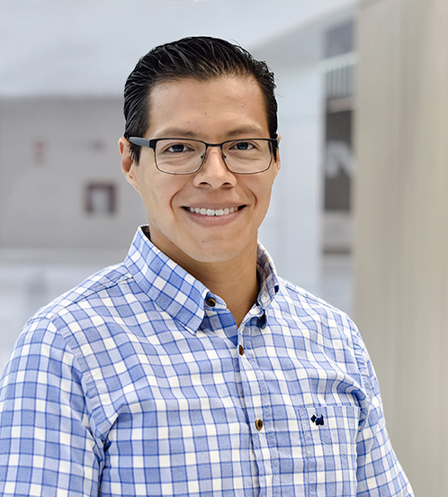 Es la foto de perfil de un anestesiólogo en Querétaro de Hospital Angeles Centro Sur. Usa una camisa de cuadros blancos con azul cielo, tiene lentes y está sonriendo.