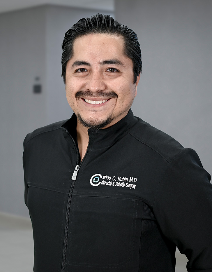 Es la foto de perfil de un coloproctólogo especialista en cirugía general en Ciudad de México de Hospital Angeles Lindavista. Tiene el cabello, barba y bigote negro. 