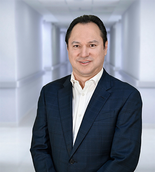 Es la foto de perfil de un ortopedista y traumatólogo en Ciudad Juárez de Hospital Angeles Ciudad Juárez. Usa un saco azul, camisa negra y corbata azul.