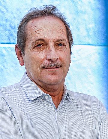 Es la foto de perfil de un cardiólogo en León de Hospital Angeles León. Usa una camisa blanca, tiene los brazos cruzados y está sonriendo.