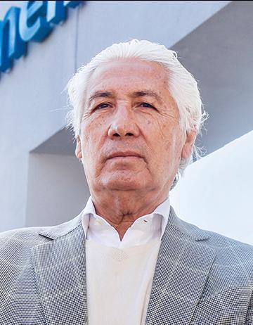 Es la foto de perfil de un otorrinolaringólogo en Guadalajara de Hospital Angeles Del Carmen. Utiliza un saco gris y una camisa blanca con un suéter beige debajo.