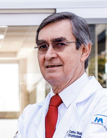 Es la foto de perfil de un otorrinolaringólogo en Guadalajara de Hospital Angeles Del Carmen. Utiliza una bata blanca, una camisa blanca y una corbata roja.