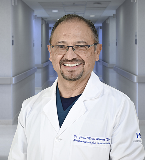 Es la foto de perfil de un pediatra especializado en gastroenterología de Hospital Angeles Ciudad Juárez. Usa lentes, está sonriendo y tiene barba de candado. 