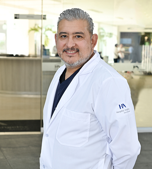 Es la foto de perfil de un urólogo en Ciudad de México de Hospital Angeles. Es la imagen de un doctor sosteniendo un estetoscopio con la mano izquierda.