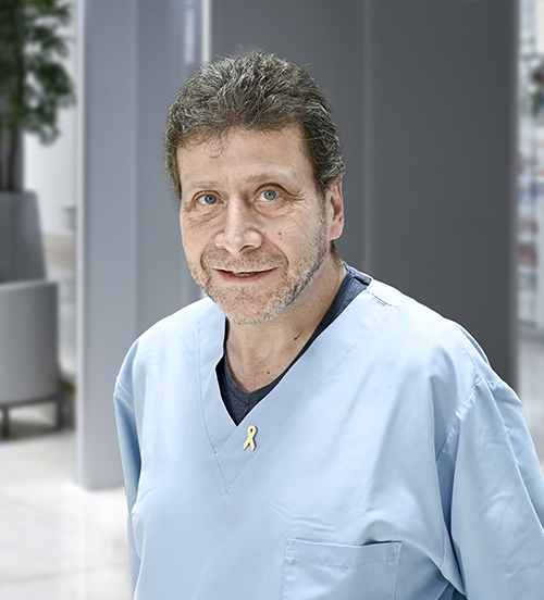 Es la foto de perfil de un gastroenterólogo y endoscopista en Huixquilucan de Hospital Angeles Lomas. Usa una camisa azul con lineas azul marino que forman cuadros, tiene tez blanca y cabello corto. 