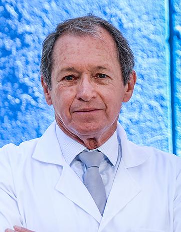 Es la foto de perfil de un ortopedista y traumatólogo en León de Hospital Angeles León. Utiliza una bata blanca, con camisa blanca y corbata gris.