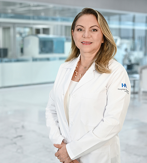 Es la foto de perfil de una oftalmóloga en Guadalajara de Hospital Angeles Del Carmen. Utiliza una bata blanca, tiene el cabello largo y rubio.
