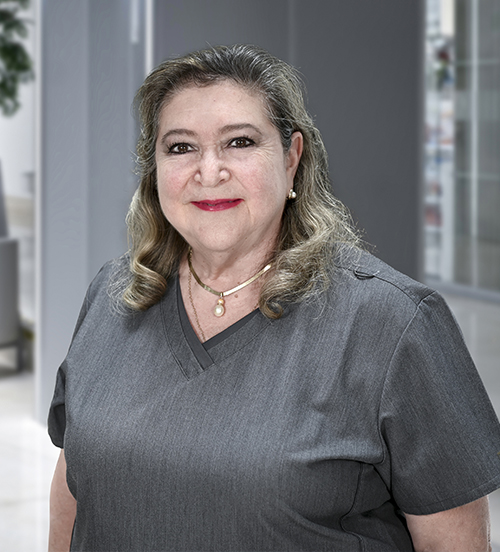 Es la foto de perfil de una otorrinolaringóloga en Huixquilucan de Hospital Angeles Lomas. Usa un suéter beige con una bufanda blanca con naranja y azul cielo. Su cabello es corto y castaño claro.