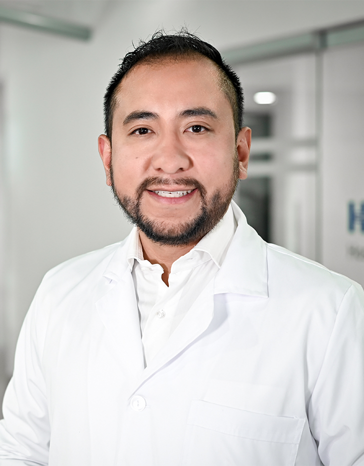 Es la foto de perfil de un ortopedista y traumatólogo en Ciudad de México de Hospital Angeles Santa Mónica. Usa una bata y camisa blanca. Tiene el cabello y barba negro.