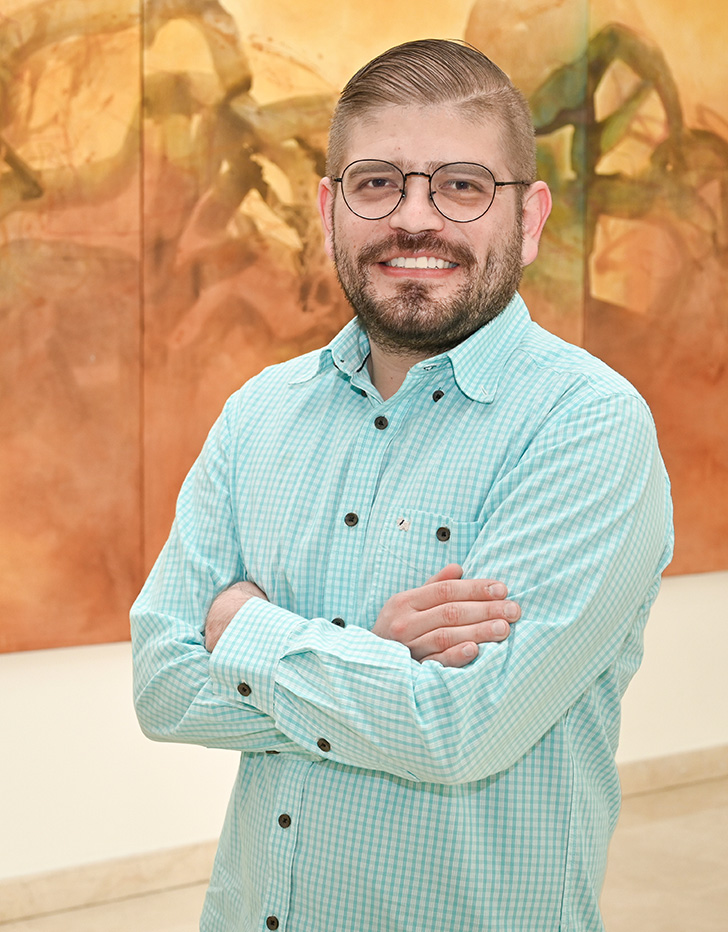 Es la foto de perfil de un endocrinólogo en Ciudad Juárez de Hospital Angeles Ciudad Juárez. Tiene una camisa verde, cabello claro, lentes y está sonriendo.