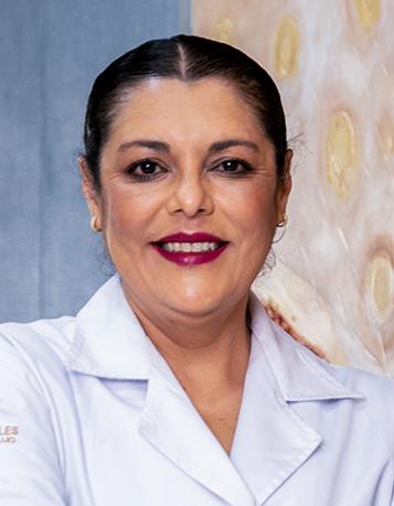 Es la foto de perfil de una neuróloga y neurofisiología en León de Hospital Angeles León. Utiliza una bata blanca, tiene los brazos cruzados y está sonriendo. 