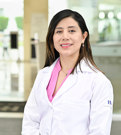 Es la foto de perfil de una otorrinolaringóloga en Ciudad de México de Hospital Angeles. Tiene un uniforme de color gris y de fondo se encuentra el hospital.