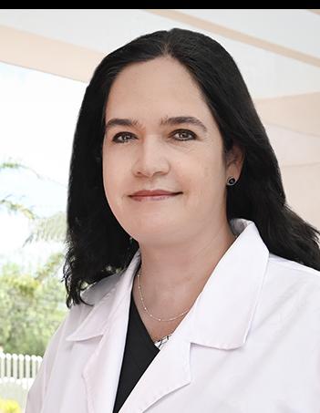 Es la foto de perfil de una otorrinolaringóloga en León de Hospital Angeles León. Tiene una bata blanca, blusa negra, tez blanca y cabello negro.