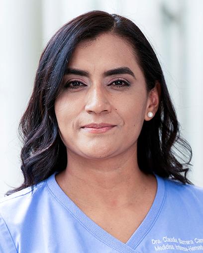 Es la foto de perfil de una internista y hematóloga en Huixquilucan de Hospital Angeles Lomas. Usa un uniforme azul, su cabello es negro y ondulado, está sonriendo suavemente. 