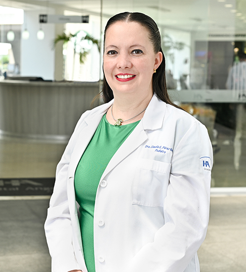 Es la foto de perfil de una pediatra en Ciudad de México de Hospital Angeles. La doctora viste una blusa rosa con un moño en el cuello, su maquillaje es de color rosado y tiene arracadas rose golde.