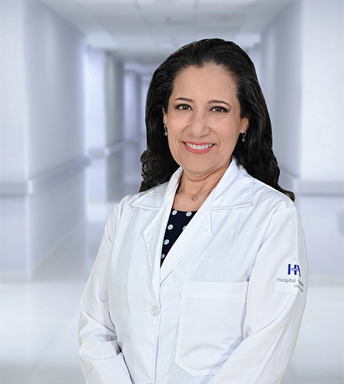 Es la foto de perfil de una ginecóloga y obstetra en Ciudad Juárez de Hospital Angeles Ciudad Juárez. Tiene un uniforme azul marino y cabello largo y lacio.