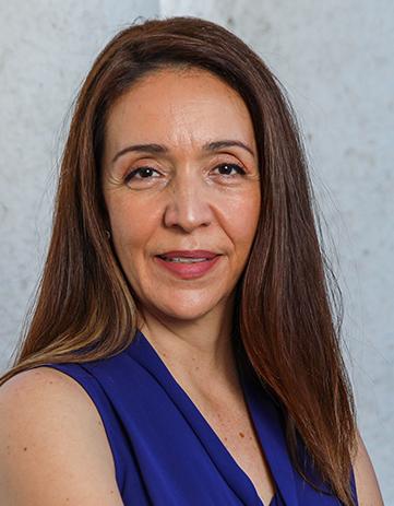 Es la foto de perfil de una endodoncista en León de Hospital Angeles León. Usa una blusa azul eléctrico, tiene el cabello lacio y color castaño y está sonriendo.