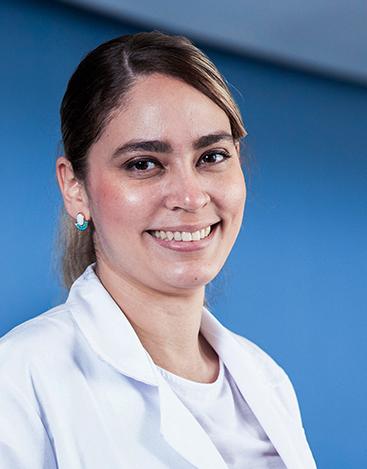 Es la foto de perfil de una endocrinóloga en Huixquilucan de Hospital Angeles Lomas. Usa una bata blanca, debajo lleva una playera blanca, tiene el cabello recogido con luces rubias.
