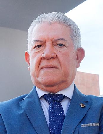 Es la foto de perfil de un neurólogo en Guadalajara de Hospital Angeles Del Carmen.Utiliza un saco azul, una camisa blanca y una corbata azul marino. Tiene el cabello canoso.